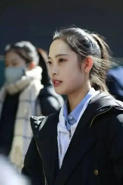 艺考在线:短发女生,坚强个性,眼神镇定,在人群中也许不出挑但格外难忘