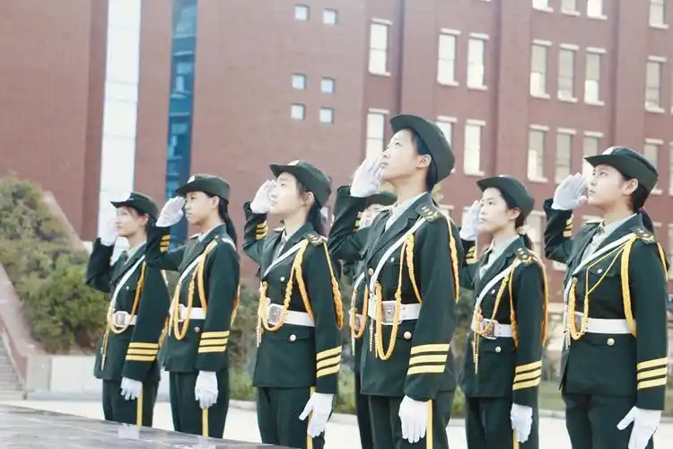 鄢陵外国语中学新学年第一次升旗仪式暨优秀学生表彰大会