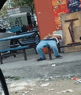 南沙一男子大街上脱裤子当众做出不可描述的事情画面太辣眼