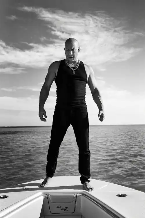 来看猛男湿身照范迪塞尔曝光最新船照写真