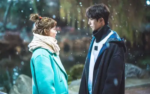 韩剧《举重妖精金福珠》雪中亲吻唯美剧照高清壁纸