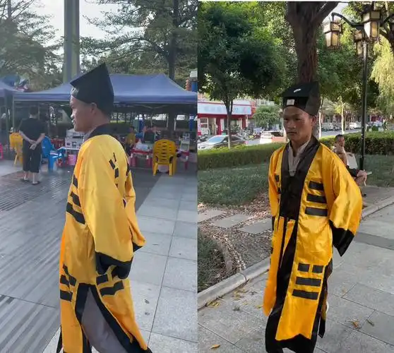 广西"林正英"穿"道袍"带着木剑吃饭,吃两口还要挥舞几下木剑