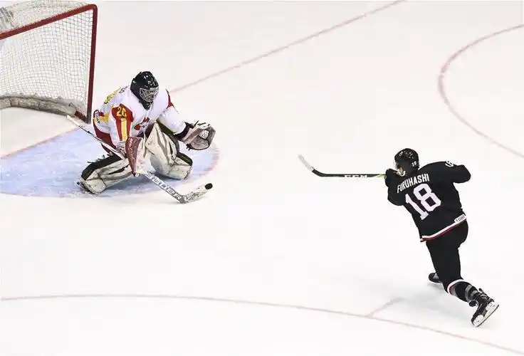 亚冬会冰球男子最高组:中国不敌日本(图)(4)