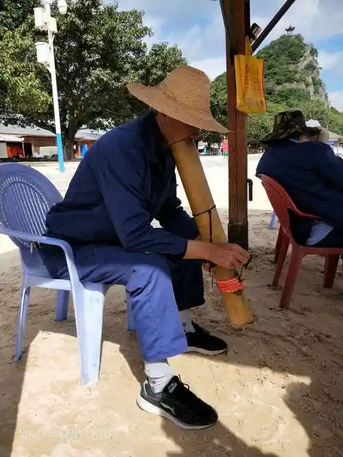 云南十八怪,竹筒是烟袋!当地村民在沙滩上悠闲的吸着竹简水烟.