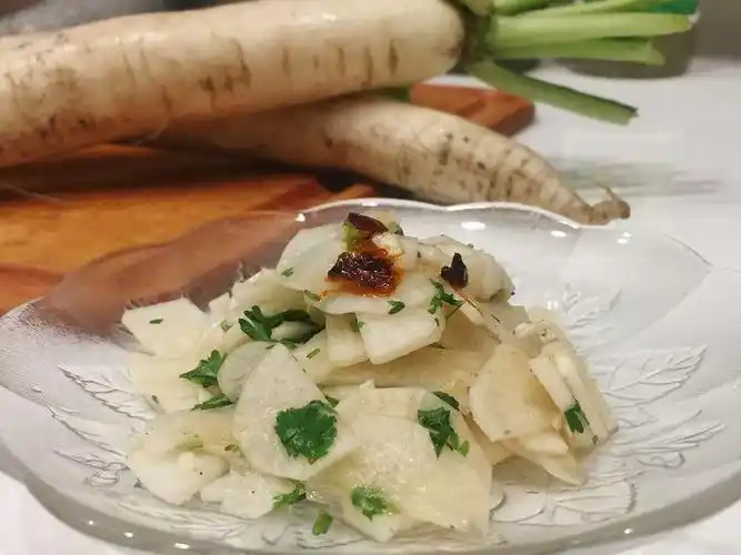 在家里怎么做凉拌白萝卜( 怎样凉拌白萝卜简单又好吃 )