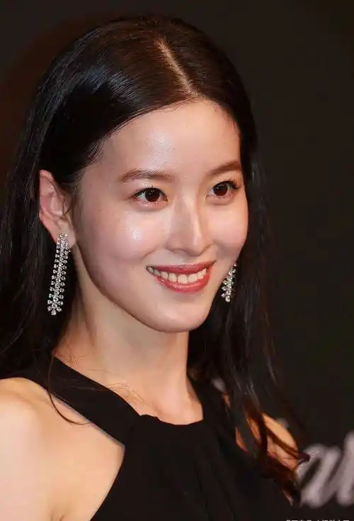 章泽天瘦太狠面相都变了,穿黑色连体裤走商务范,眼神犀利不单纯_造型