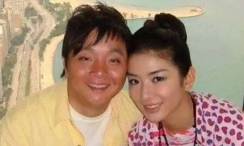 2009年,黄奕跟富豪姜凯闪婚,然而没有多久,两人又闪离,简直刷新了无数