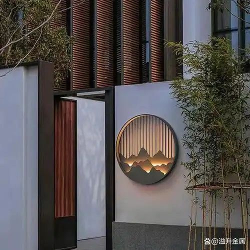 中式不锈钢屏风和古典家具一般相互辉映.