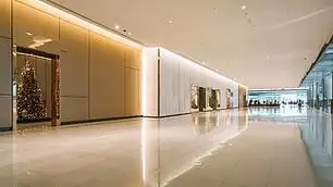 现代明亮的商场走廊高清摄影图片