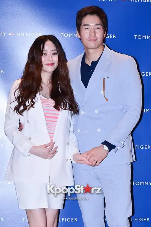 刘智泰金孝珍夫妻结伴出席活动紧扣十指甜蜜依旧