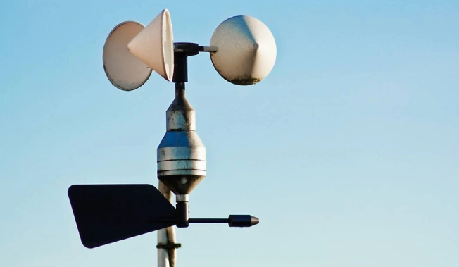 在风力的作用下,风杯绕轴以正比于风速的转速旋转