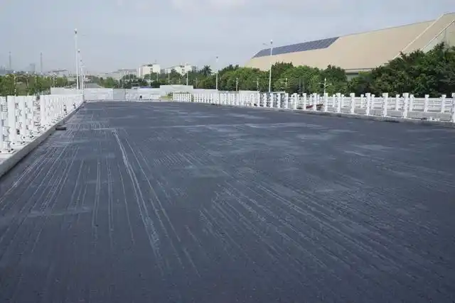 桥面铺装层是保护桥梁上部结构,保障行驶安全以及提高行驶舒适性的