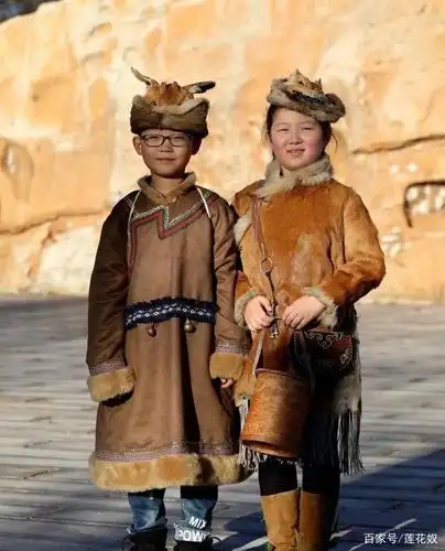 全国两会鄂伦春代表的时尚狍头帽