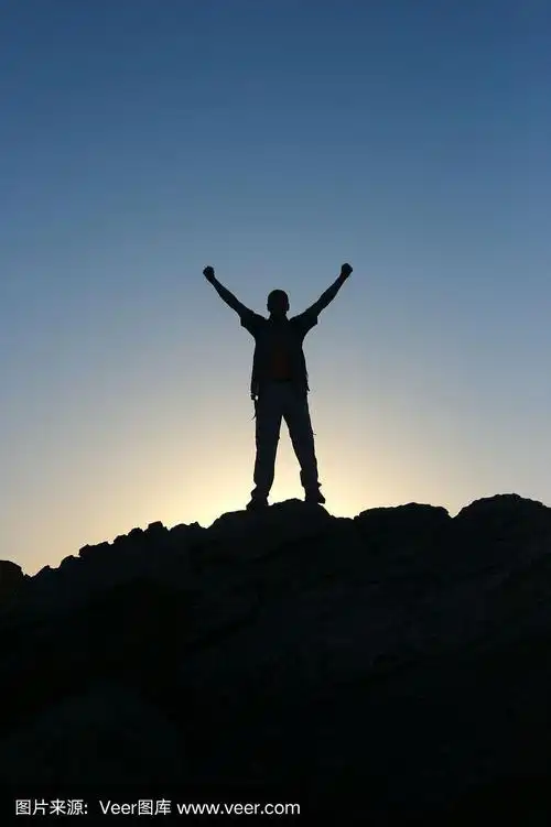 一个人的剪影站在山顶上