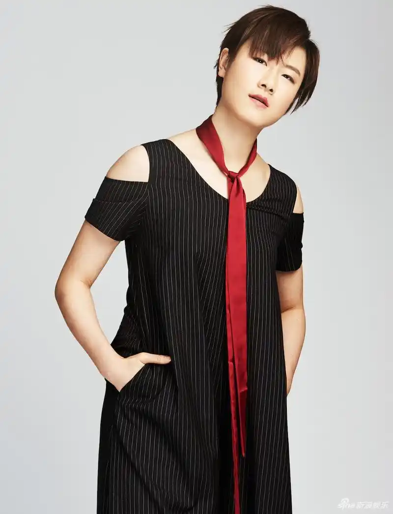 组图:乒乓球女将丁宁变身女神!不同时装演绎百变队长