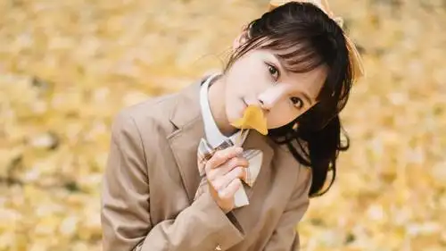 谢安然唯美银杏写真高清大图