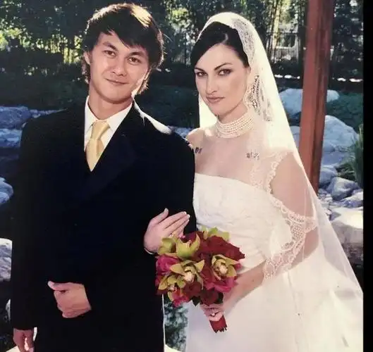 70岁许冠杰为混血妻子庆生一家9口合照温馨双胞胎孙子颜值高