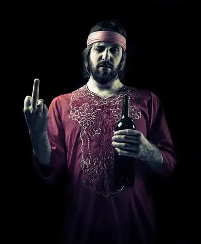 指,黑色背景,酒类,方向,玻璃制品,酒,酒瓶,饮料,玻璃瓶,瓶子,手势