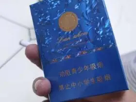 兰州新款中支烟有飞天两字兰州烟厂送的品吸烟以前没见过和黑中支大小