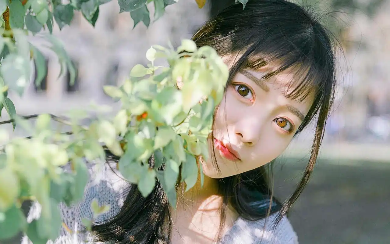 元气少女可爱清新户外写真图片壁纸