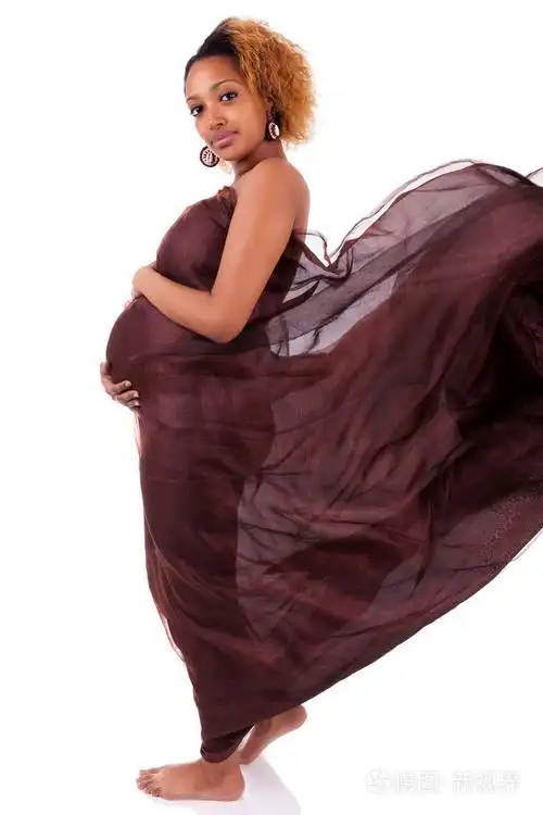 年轻美丽非洲的孕妇