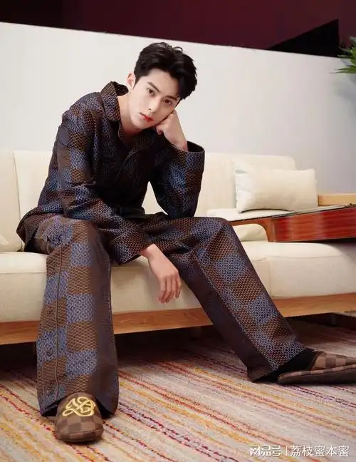 王鹤棣王嘉尔身负推重价单品重任明星头顶一套房首富加冕三千亿