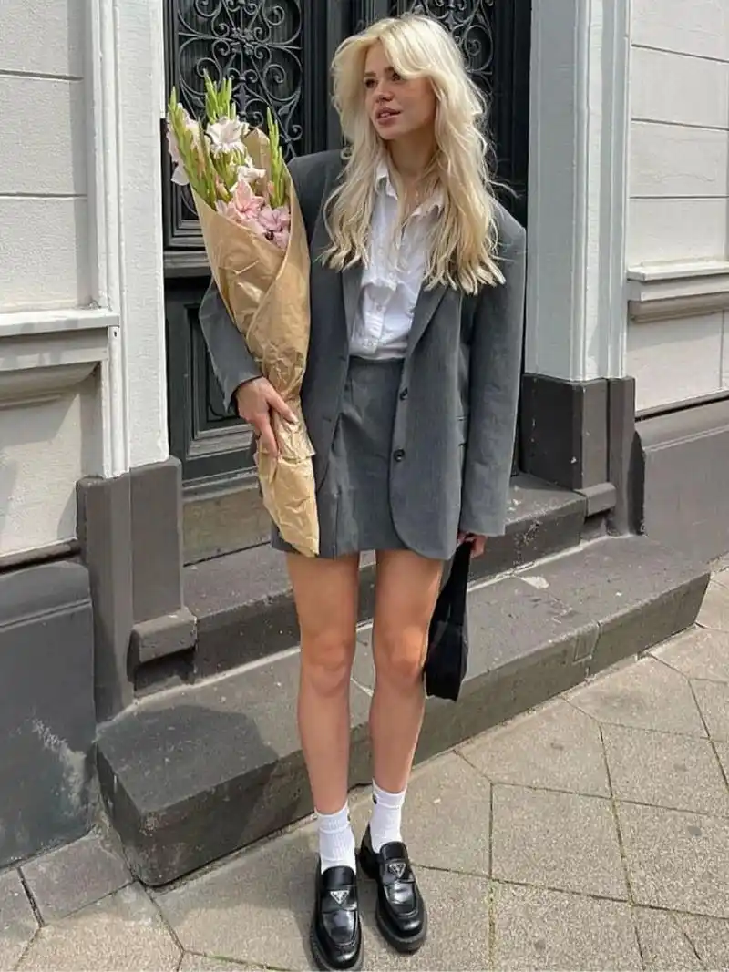 初夏黑色乐福鞋配小白袜能有多绝 各位94周末过得开心嘛?