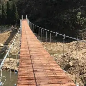 华宇游乐水上吊桥设备定制木质吊桥安装铁索桥网红桥