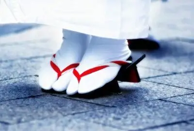 通常只有在穿和服时人们才会穿上木屐.