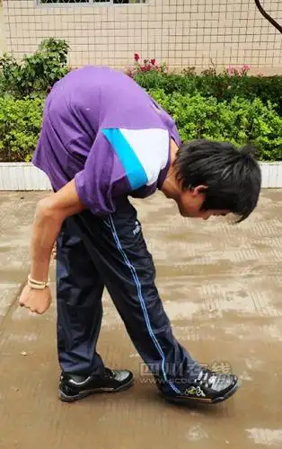 弯着腰是什么梗