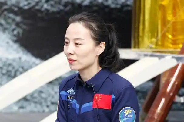 无重力中的珍藏:航天员王亚平的太空收藏