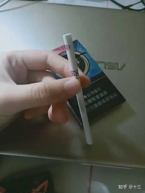 南京的煊赫门(细烟) 很火的烟不多说了吧!抽起来甜甜哒很喜欢. 5.