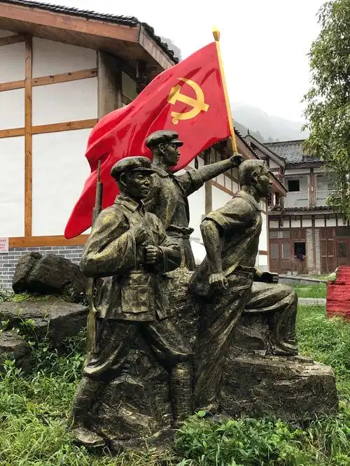 小镇上到处是红军雕塑.