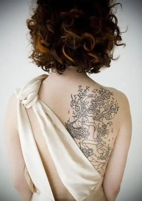 一幅女生性感背部桃花树唯美纹身后背纹身