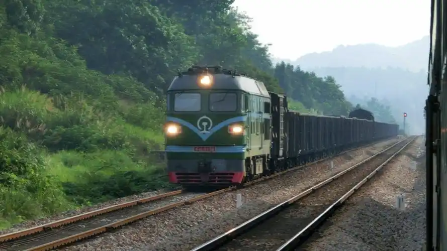 绿皮火车7273次列车泥江口站停车