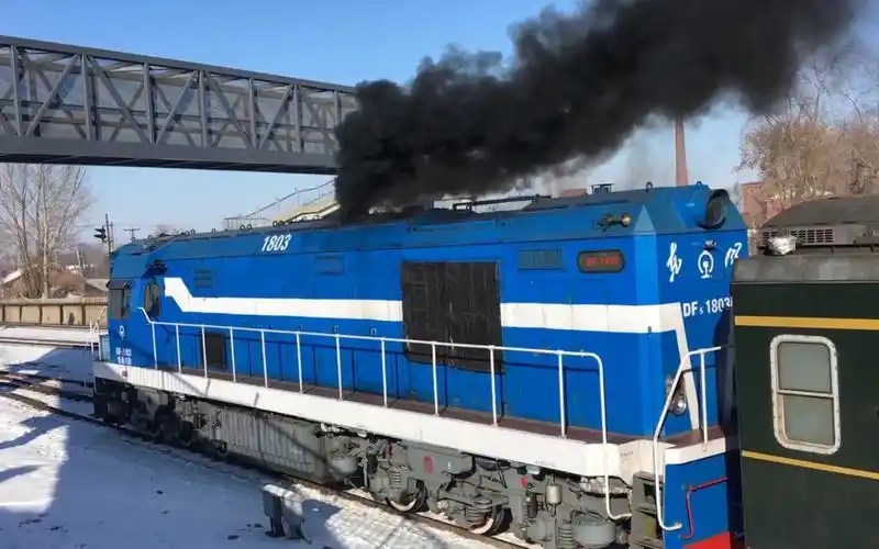 k2210/09 绥化站调整编组作业(替换一节硬座25g)