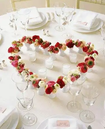 幸福的婚礼餐桌鲜花摆饰