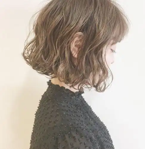 齐下巴短发烫发发尾小卷