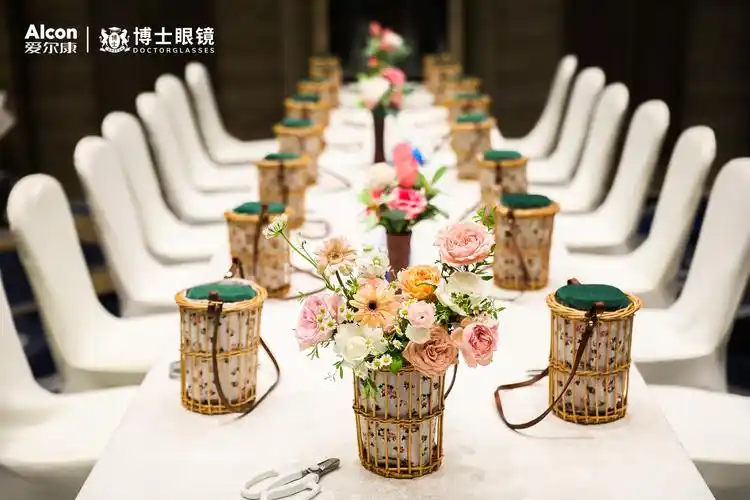 会场设计到处彰显高雅美学,通过氛围感的布置营造艺术