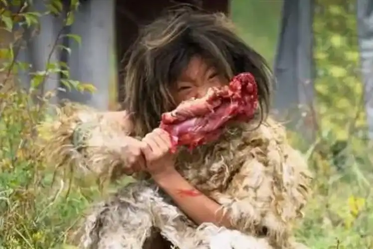 故事:猎人杀狼崽剥皮给孩子做狼皮袄,孩子却被母狼叼走变成狼孩