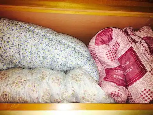 提醒大家:棉被不能直接塞进柜子,瞧瞧别人怎么做,整洁还省地!