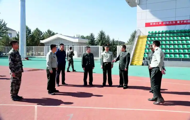 武警内蒙古总队机动支队政委张千龙上校我校副校长宫箭值中秋佳节之际