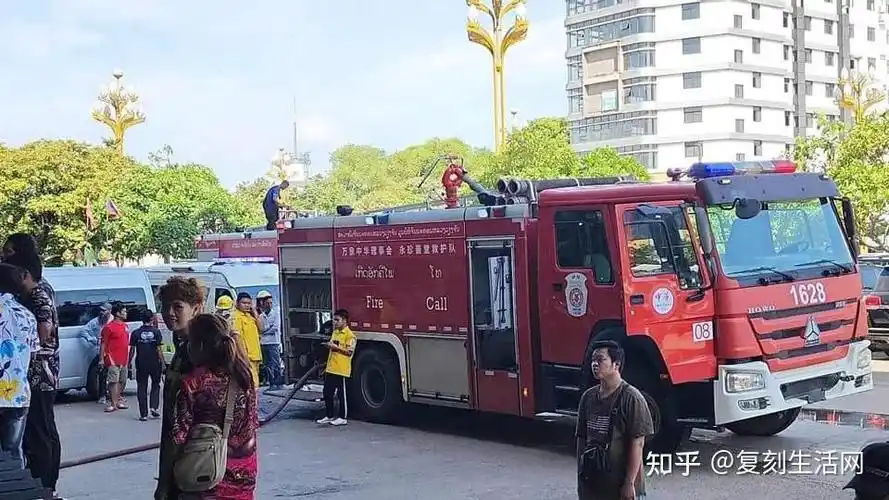 突发!刚刚万象早市2楼起火,商贩和顾客受惊,消防车紧急灭火67