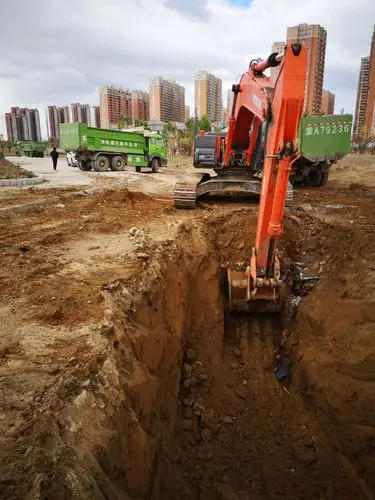 正在开挖污水管道沟槽,同步外运土方,已开挖完成490米.