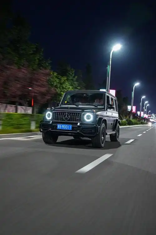 大g抬头必有缘由 不是拉妹就是加油! #汽车摄影 #奔驰大g - 抖音