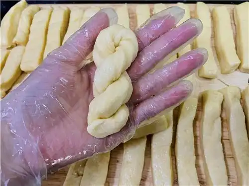 醒发好之后,就可以开始拧麻花了,先把长条自己旋转,璇得越密越好.