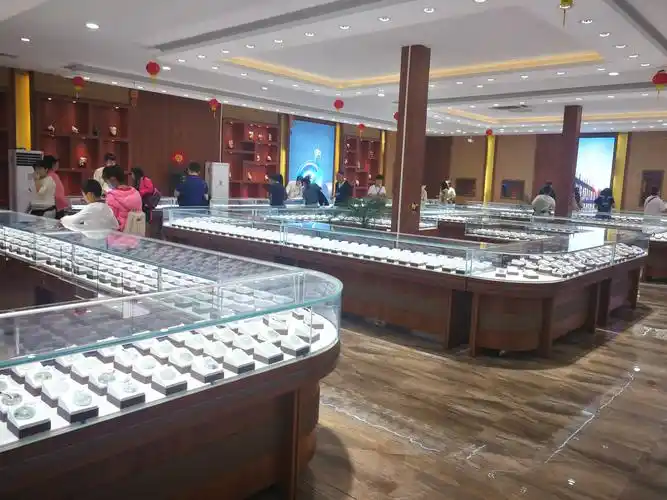 经过店员的讲解,我跟着店员到了玉器柜台,店内售卖的玉器有貔貅,缅甸