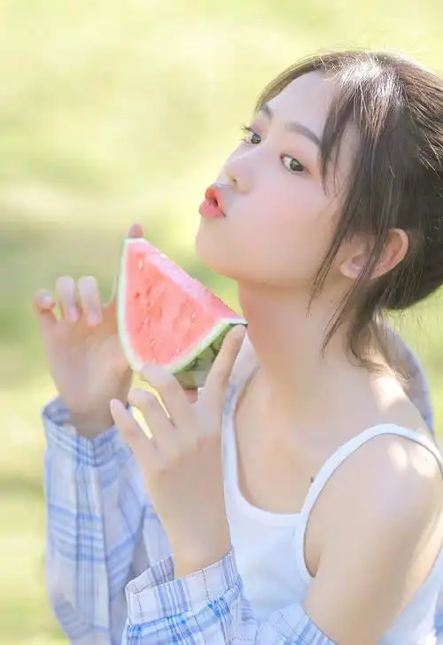 性感吊带美女夏日清爽写真图片