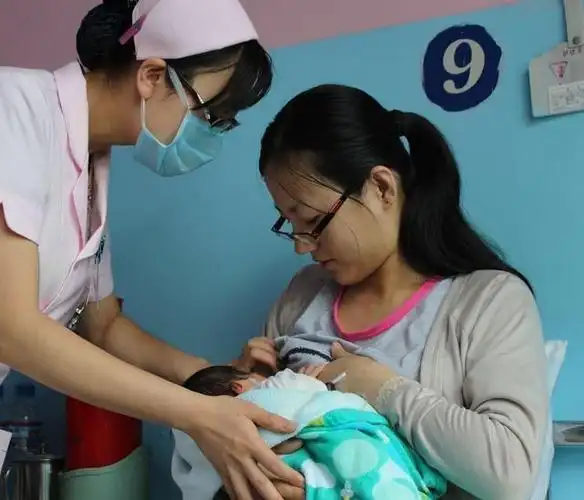 原创新生儿多久喂一次母乳妈妈注意这些事宝宝长的更好妈妈更省心