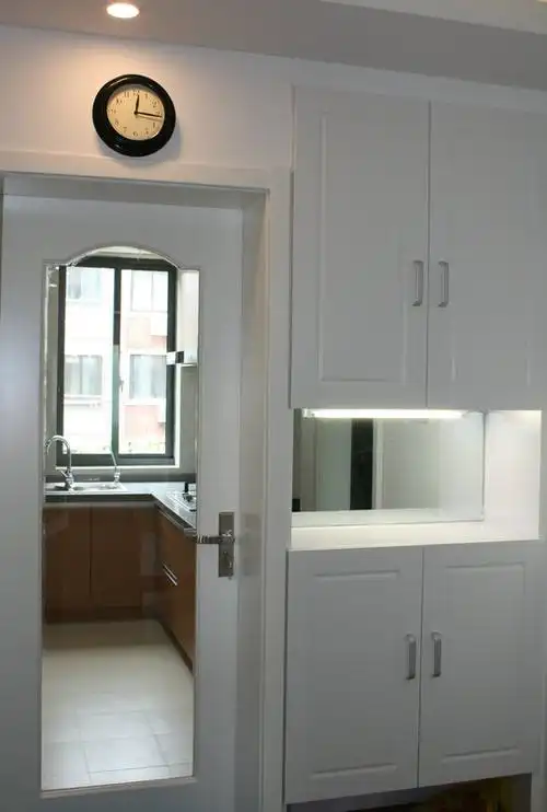 通过厨房的透明玻璃门也可以透光到客厅.